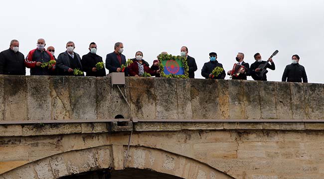 Romanlar Meriç Nehri'ne Çiçek ve Ağaç Dalları Bıraktı