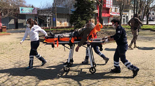 Parkta Hareketsiz Yatan Yaşlı Adamın İmdadına Sağlık Ekipleri Yetişti