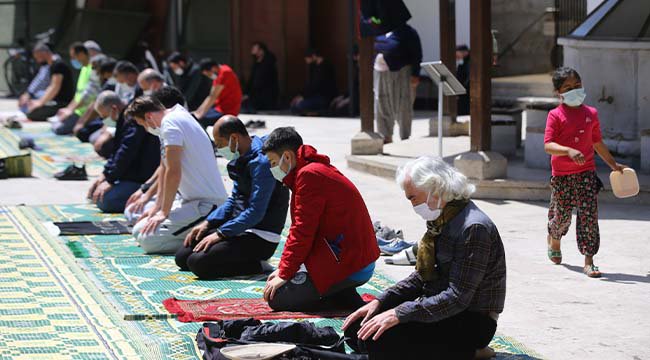 Vatandaşlar İkametlerine En Yakın Camide Cuma Namazlarını Kıldı