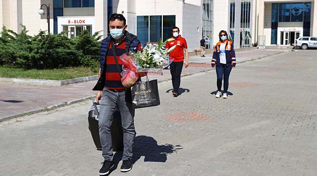 Karantinadaki Son Hastalar Alkışlarla Evlerine Uğurlandı
