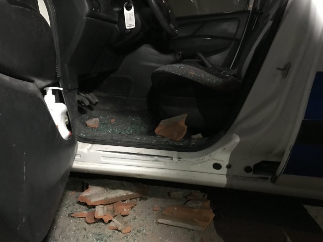 Kavga İhbarına Giden Polis Ekibinin Aracına Kiremit Atılarak Zarar Verildi