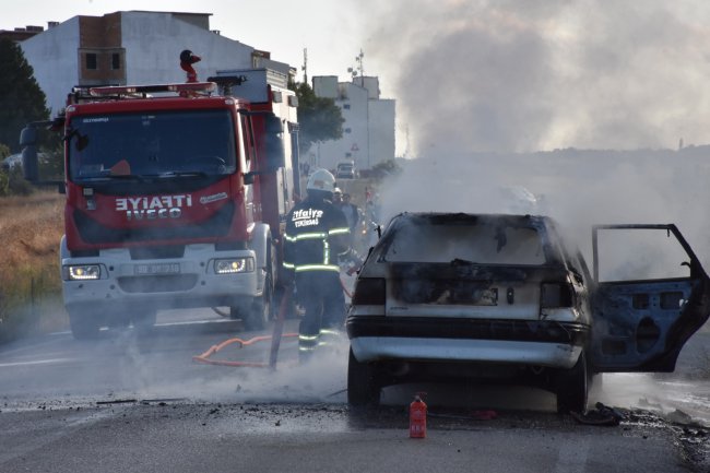Seyir Halindeyken Yanan Otomobil Kullanılamaz Hale Geldi
