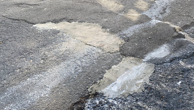 Çorlu'da Yollardaki Çukurları Vatandaş Doldurmaya Başladı