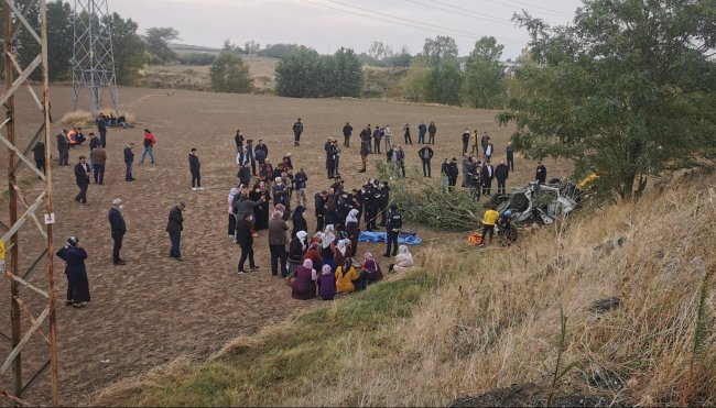 Ağaca Çarpan Otomobil Şarampole Yuvarlandı, 3 Ölü
