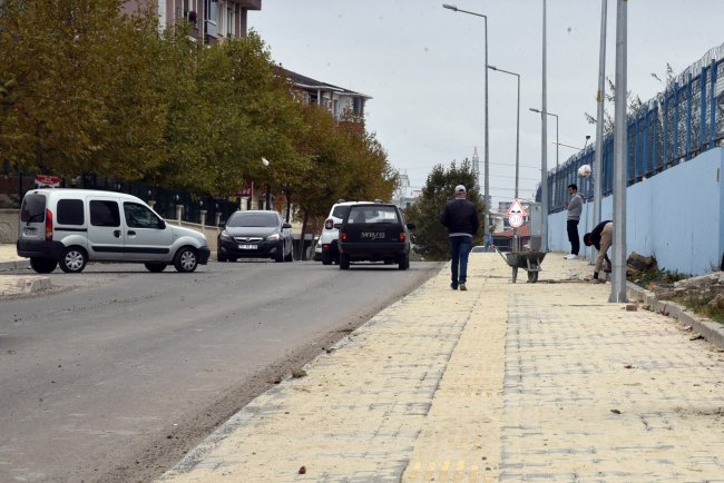 Erdal İnönü Caddesi'nde Kaldırım Çalışmaları Sürüyor