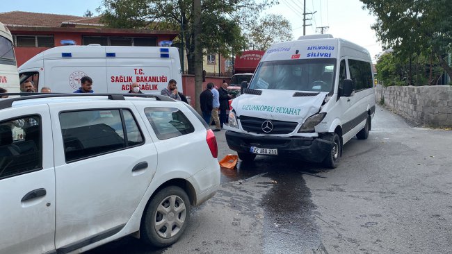 Yolcu Taşıyan Servis Aracı Hafif Ticari Araçla Çarpıştı, 8 Yaralı