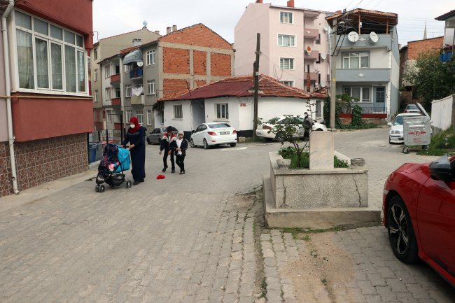 Rüyasında Görüp Yol Ortasına Mezar Yaptırdı! İçinde Kimse Var mı Yok mu Bilinmiyor