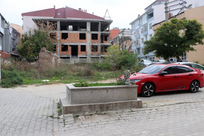 Rüyasında Görüp Yol Ortasına Mezar Yaptırdı! İçinde Kimse Var mı Yok mu Bilinmiyor