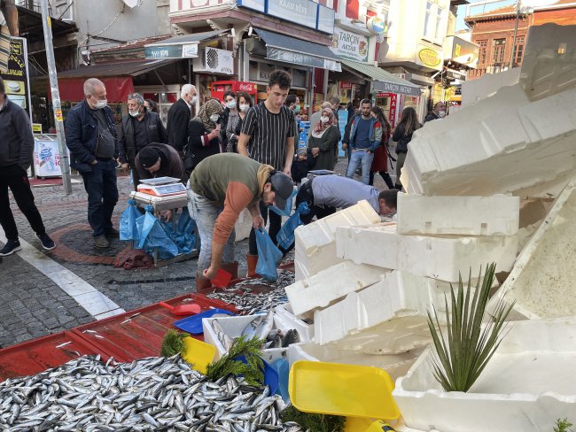 Edirne'de Kilosu 5 Liraya Düşen Hamsiyi Kasa Kasa Aldılar!