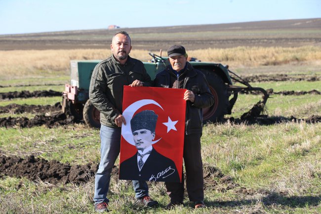 83 Yaşındaki Çiftçi Traktörüyle Tarlasına "10 Kasım" Yazdı