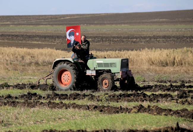 83 Yaşındaki Çiftçi Traktörüyle Tarlasına "10 Kasım" Yazdı