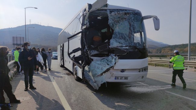 Bursa'da Otobüs İle Kamyon Çarpıştı, 24 Öğrenci Yaralandı