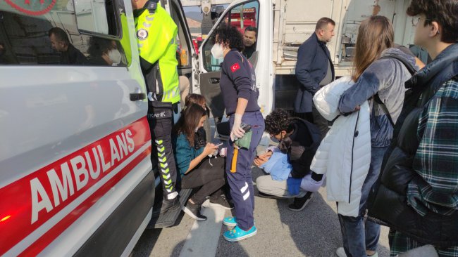 Bursa'da Otobüs İle Kamyon Çarpıştı, 24 Öğrenci Yaralandı
