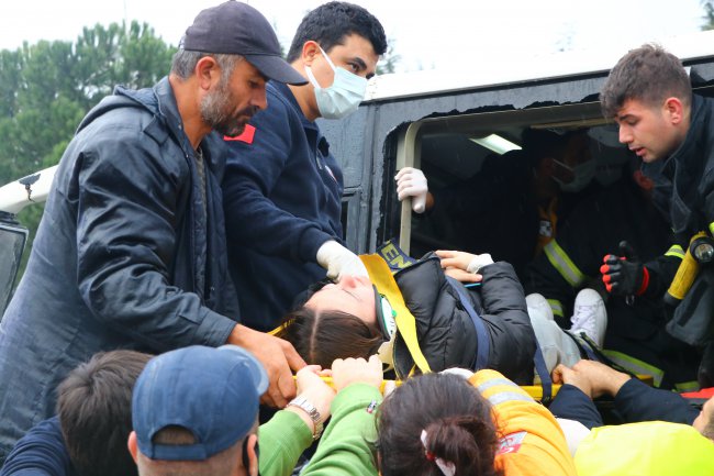Feci Kazada Karı-Koca Öldü, 2'si Ağır 15 Kişi Yaralandı