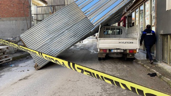 Lodosun Devirdiği Sac Panellerin Altında Kalmaktan Son Anda Kurtuldu