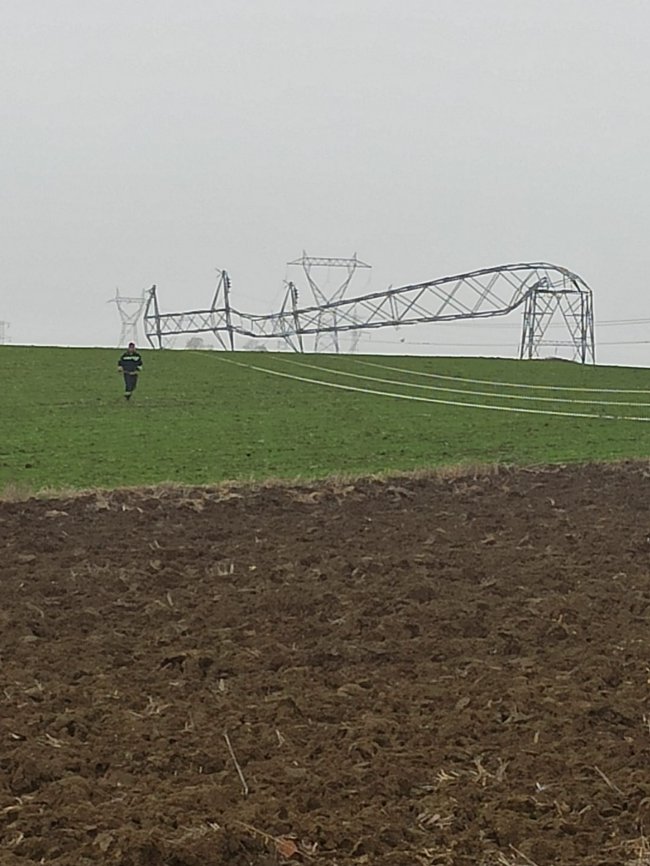 Şiddetli Rüzgar Elektrik Direklerini Devirdi