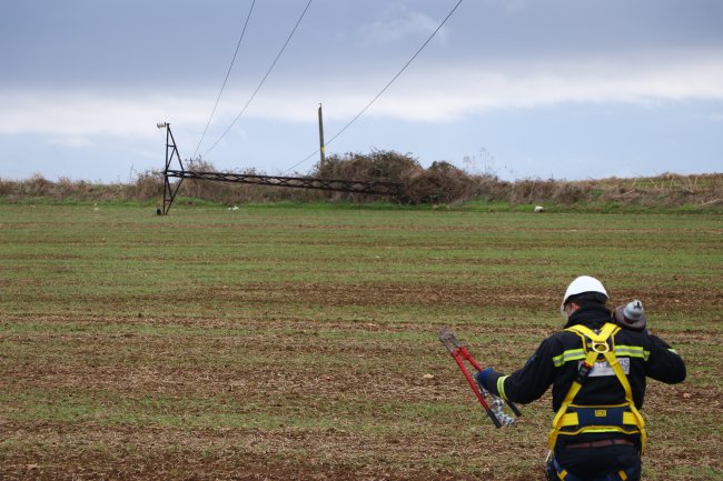 Şiddetli Rüzgar Elektrik Direklerini Devirdi