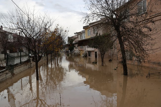 Şiddetli Yağış Nedeniyle Yol Ulaşıma Kapatıldı
