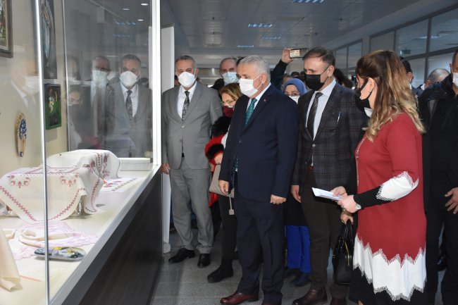 El İşi Çalışmaları Hastane Koridorlarında Sergilendi