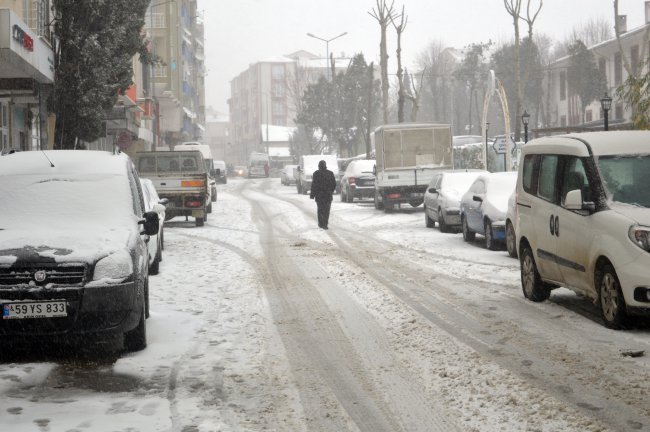 Tekirdağ'da Kar Yağışı Hayatı Olumsuz Etkiliyor