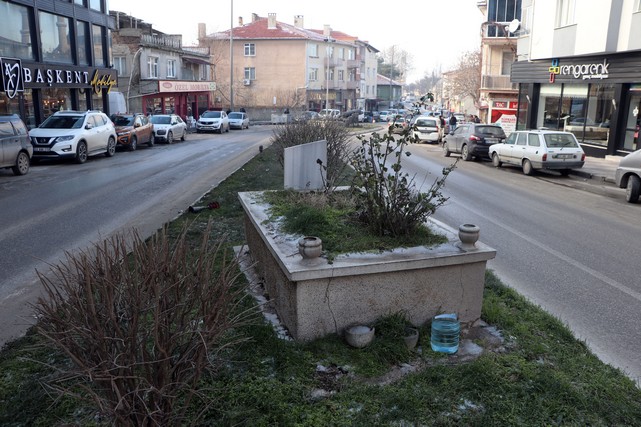 Yol Ortasında Kalan Ecdat Mezarları Dikkati Çekiyor
