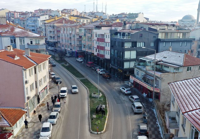 Yol Ortasında Kalan Ecdat Mezarları Dikkati Çekiyor