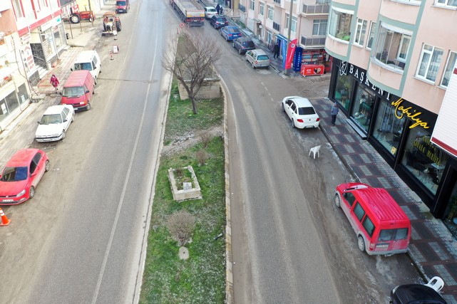 Yol Ortasında Kalan Ecdat Mezarları Dikkati Çekiyor