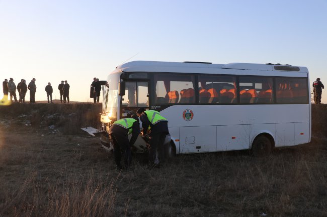 Memurları Taşıyan Servis Minibüsünün Lastiği Patladı, 8 Yaralı