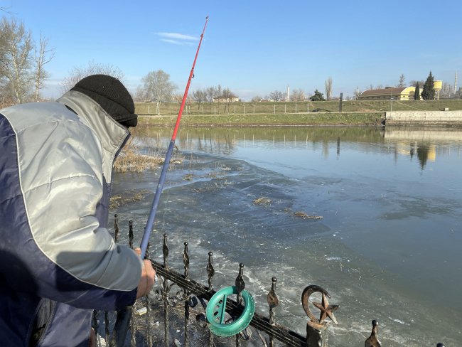 Balıkçılar Tunca Nehri'nde Buzları Kırarak Balık Tutuyor