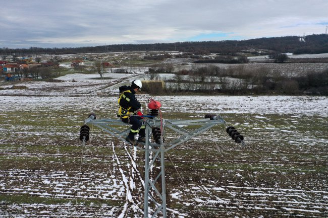 Elektrik Arıza Ekipleri Kar Kış Demeden Görev Başında