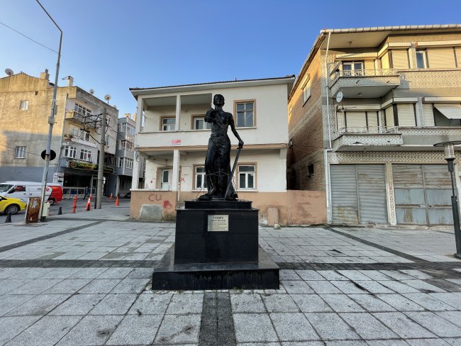 Gece Yarısı Adalet Anıtı'nı Ateşe Verdiler!