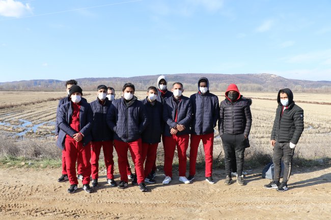 Yunanistan Tarafından Geri İtilen Düzensiz Göçmenlere Mehmetçik Kucak Açtı