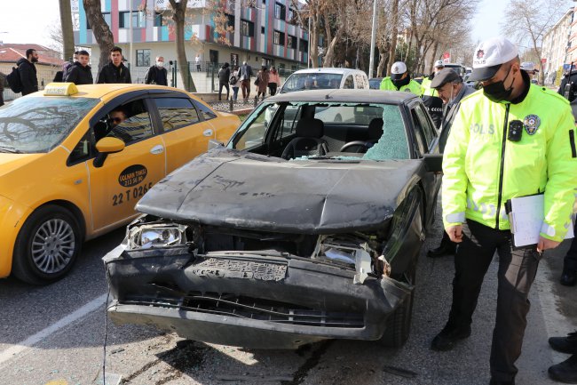Yaya Geçidinde Yayalara Yol Veren Araca Otomobil Çarptı, 2 Yaralı