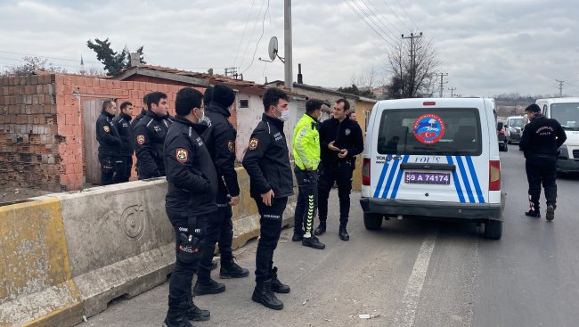 At Arabalı Hırsızlar Polise Bıçak ve Satırla Saldırdı