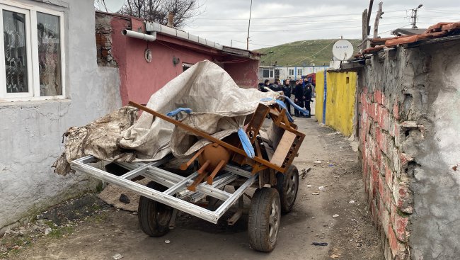 At Arabalı Hırsızlar Polise Bıçak ve Satırla Saldırdı