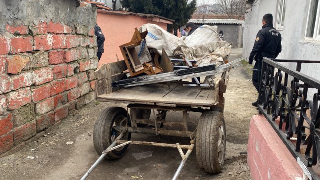 At Arabalı Hırsızlar Polise Bıçak ve Satırla Saldırdı