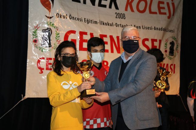 Şampiyon Öğrenciye Başkan Rasim Yüksel’den Ücretsiz Burs