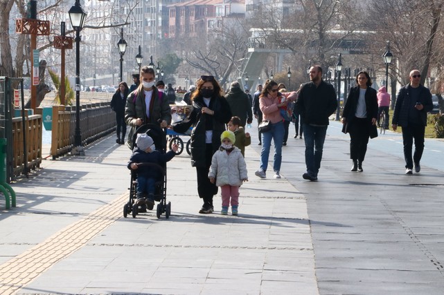 Şubat Ayında Güneşli Havanın Tadını Çıkardılar