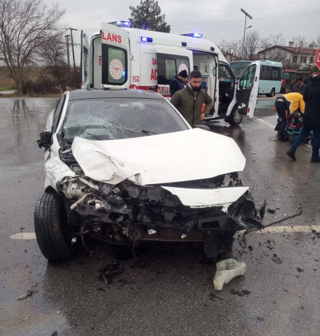 İşçi Servisi İle Otomobil Çarpıştı, 6 Yaralı