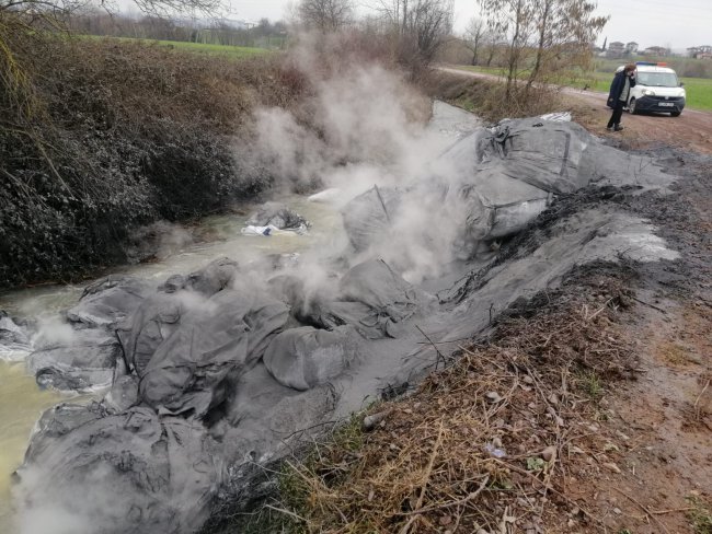 Kocaeli'de Dereye Dökülen Alüminyum Cürufu Temizlendi