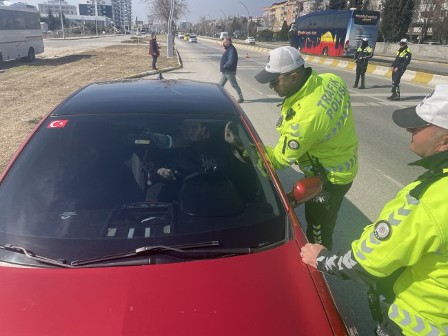 Sürücüler Ceza Yememek İçin Araçlarının Cam Filmlerini Söktü