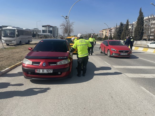Sürücüler Ceza Yememek İçin Araçlarının Cam Filmlerini Söktü