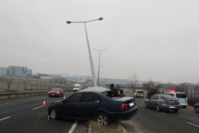 Kontrolden Çıkan Otomobil Aydınlatma Direğine Çarptı, 1 Yaralı