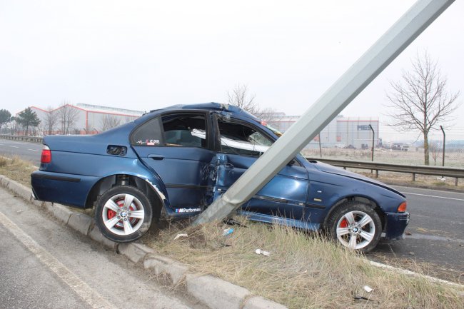 Kontrolden Çıkan Otomobil Aydınlatma Direğine Çarptı, 1 Yaralı