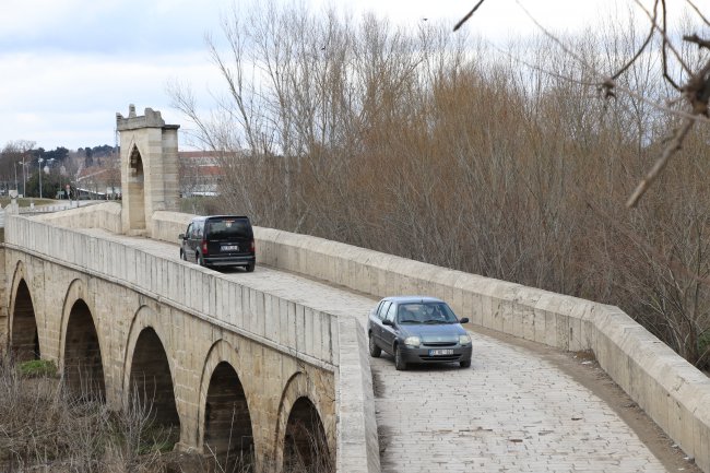 Tarihi Köprüye Ters Yönden Giren Sürücüler Polisi Görünce Kaçmaya Çalıştı
