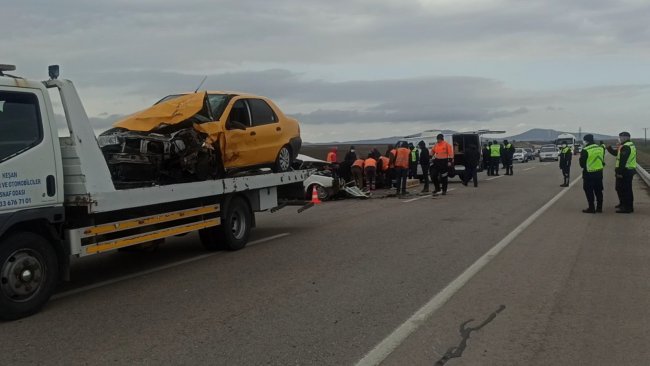 Taksiyle Otomobil Çarpıştı, 1 Ölü 2 Yaralı