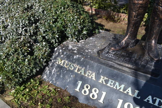 Atatürk Büstü Pislik İçinde