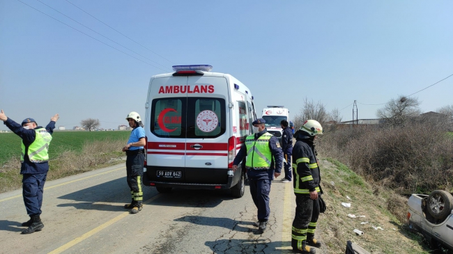 Otomobil Şarampole Yuvarlandı, 1'i Çocuk 5 Yaralı