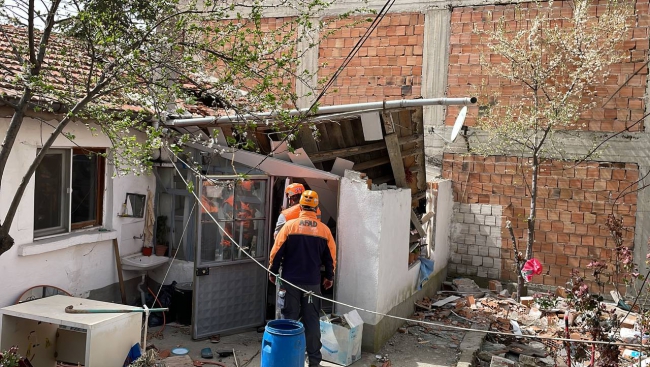 Binanın Uçan Çatısı Başka Bir Evin Üzerine Düştü, 1 Yaralı