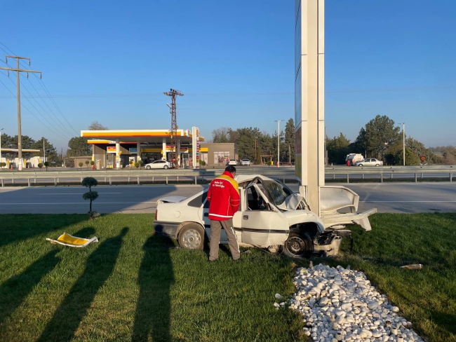 Otomobil Akaryakıt İstasyonun Reklam Tabelasına Çarptı, 1 Ölü